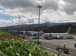 Aviones comerciales estacionados en la plataforma