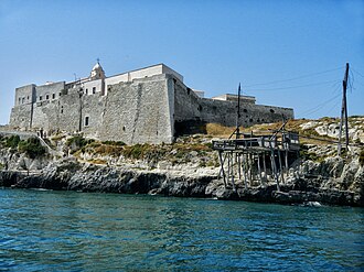 Muralla de Vieste en la Punta de San Francesco durante el día