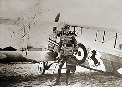 Francesco Baracca junto a su avión