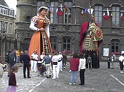 Desfile de los gigantes Gayant en las calles de Douai