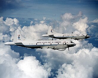 Aeronaves cazahuracanes de la NOAA en tierra