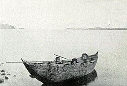 Familia yagán en canoa