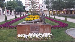 Figura Femenina, escultura que rinde homenaje al reconocimiento del sufragio femenino en España, en Albacete.