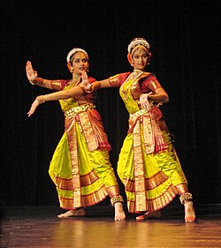 Representación de Bharatanatyam, danza clásica asociada a la cultura tamil.