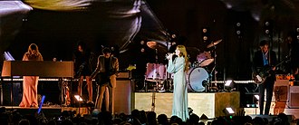 Florence and the Machine actuando en el KROQ Almost Acoustic Christmas