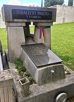 Mausoleo de Indalecio Prieto en el cementerio de Derio