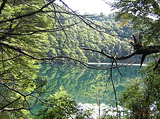 Paisaje del Lago Espejo rodeado de montañas