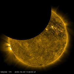 Eclipse solar con luna y sol visibles