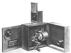 Cámara cinematográfica histórica de los hermanos Lumière.