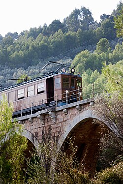 Ferrocarril de Sóller en movimiento en Mallorca, España