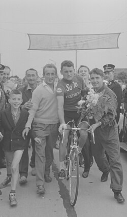 Marcel Seynaeve sobre su bicicleta después de su victoria en la carrera de ciclismo Gullegem Koerse