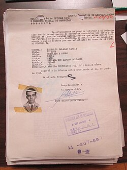 Ficha de archivo de inteligencia de 1950 sobre un ciudadano investigado.
