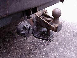 Bola de remolque instalada en la parte trasera de un automóvil