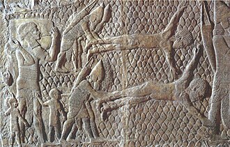 Relieve asirio que representa escenas de violencia y castigo.