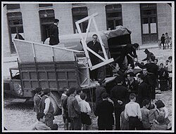 Miembros de La Barraca descargando los camiones.