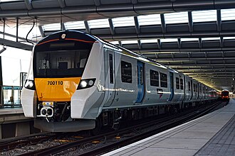 Un tren Clase 700 Desiro City detenido en la estación de Blackfriars