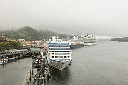 Puerto con cruceros en Alaska.