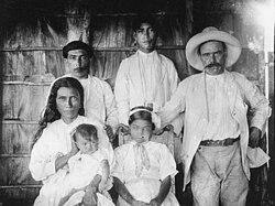 Fotografía histórica de la familia Barrientos en Cuba, 1919.