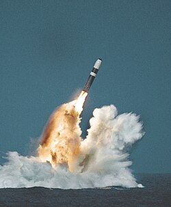 Un misil Trident II D5 lanzado desde un submarino en 2004.