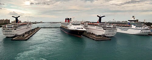 Puerto de Nasáu con cruceros turísticos
