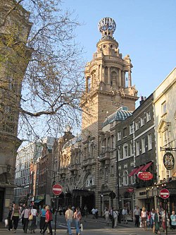 El London Coliseum, sede de la compañía en St. Martin's Lane, distrito de Westminster.