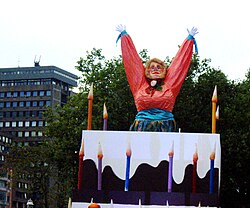 Marijaia diseñada por Mari Puri Herrero en un desfile por las calles de Bilbao