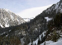 Los Pirineos bajo la nieve cerca de Cauterets