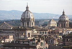 Vista lejana de la cúpula y el entorno urbano