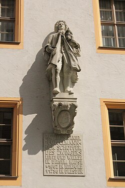 Monumento dedicado a Matthäus Pöppelmann en el Castillo de Dresde