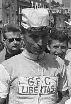 Ciclistas del equipo Libertas en competición