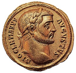 Moneda romana del emperador Diocleciano con la inscripción diocletianus augustus