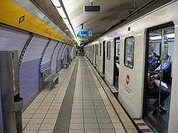 Andén de la estación de Urquinaona de la L4