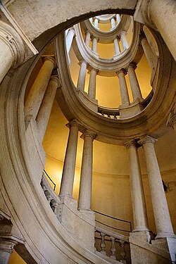 Vista de la escalera diseñada por Borromini