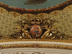 Escudo real sobre el proscenio