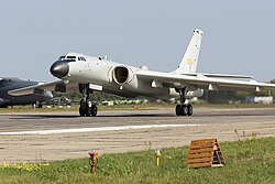 Aeronave Xian H-6 en vuelo