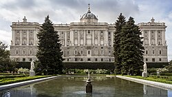 Fachada del palacio Real de Madrid desde los jardines de Sabatini