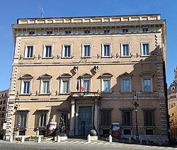 Vista frontal de la fachada principal del Palazzo Valentini en Roma
