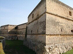 Estructura exterior de uno de los baluartes en el castillo de Copertino en Italia.