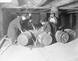 Agentes de prohibición destruyendo barriles de alcohol en 1921.