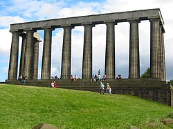 Monumento Nacional de Edimburgo en Calton Hill