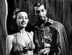 Fotograma de Flash Gordon Conquers the Universe con el actor Charles Middleton como Ming el Despiadado