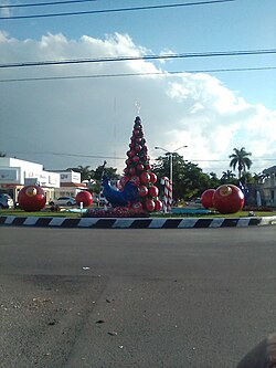 Árbol de Navidad adornado con esferas simulando bolas de queso Edam
