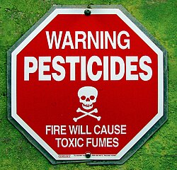 Señal de advertencia sobre posible exposición a pesticidas.