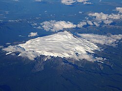 Volcán Melimoyu visto desde el aire hacia el este