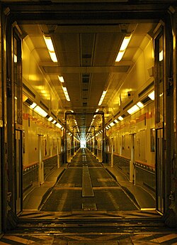 Interior de un vagón portacoches del servicio Shuttle