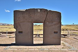 Vista frontal de la Puerta del Sol en Tiahuanaco