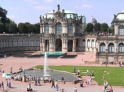 Arquitectura exterior del palacio Zwinger tras su reconstrucción
