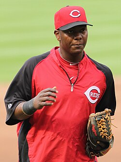 Édgar Rentería vistiendo el uniforme de los Cincinnati Reds