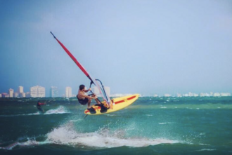 Un tablavelista saltando en el mar Menor, Murcia, España