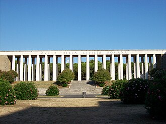 Vista exterior de la columnata del Museo de la Civilización Romana